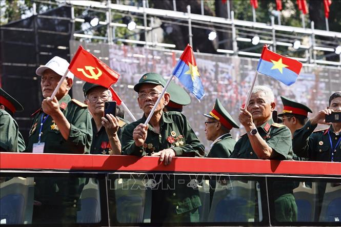  Khối tôn vinh các Anh hùng lực lượng vũ trang nhân dân, các nhân chứng lịch sử tiêu biểu diễu hành qua Lễ đài. Ảnh: TTXVN