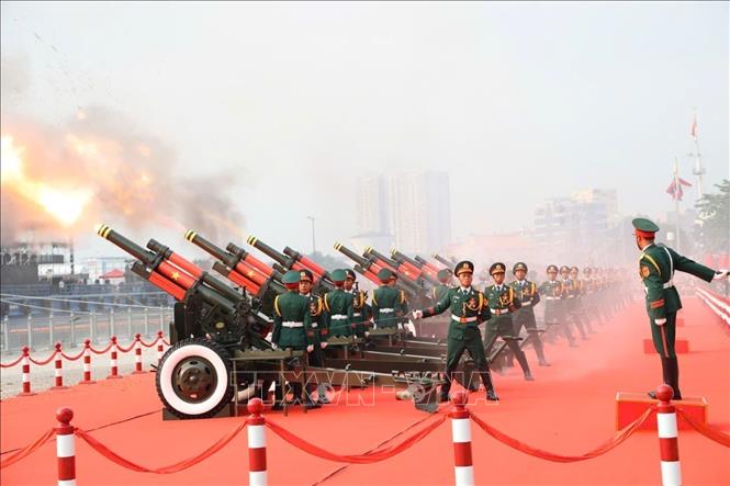  Nghi lễ bắn 21 loạt đại bác trên nền Quốc thiều nước CHXHCN Việt Nam. Ảnh: TTXVN