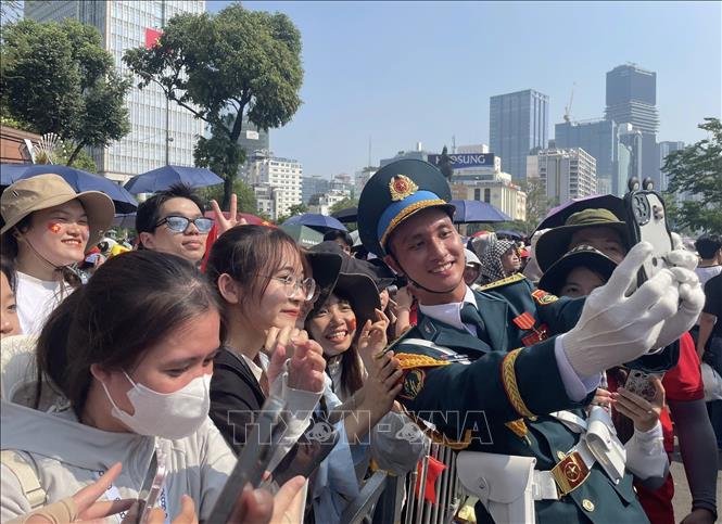  Các chiến sĩ  giao lưu với người dân khi kết thúc diễu binh, diễu hành. Ảnh: Hương Giang - TTXVN