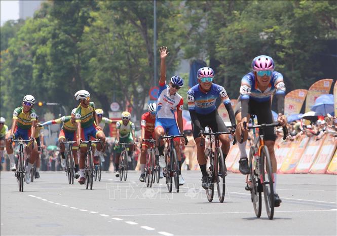  Các tay đua trên đường về đích đến Hội trường Thống nhất Thành phố Hồ Chí Minh vào trưa 30/4/2025. Ảnh: Thanh Vũ-TTXVN
