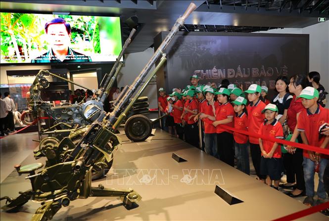 Nhiều học sinh thích thú tìm hiểu các hiện vật quý của Bảo tàng Lịch sử Quân sự Việt Nam trong ngày 30/4. Ảnh Thành Phương – TTXVN