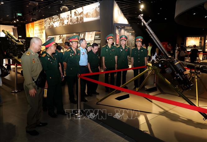 Các cựu chiến binh đến Bảo tàng Lịch sử Quân sự Việt Nam dịp lễ 30/4-1/5. Ảnh Thành Phương – TTXVN