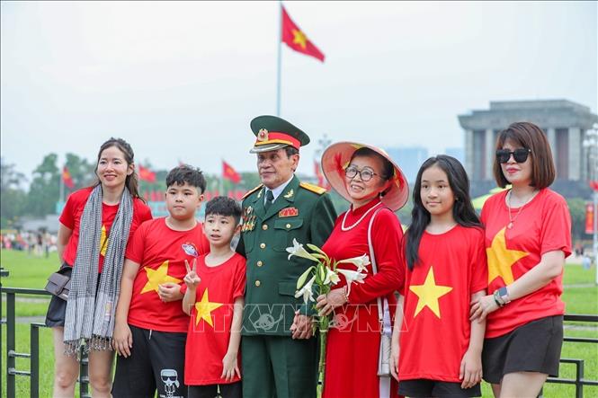 Nhân kỷ niệm 50 năm Giải phóng miền Nam, thống nhất đất nước, rất nhiều người dân chọn đến Lăng Chủ tịch Hồ Chí Minh để chụp hình cùng gia đình. Ảnh: Khánh Hoà - TTXVN