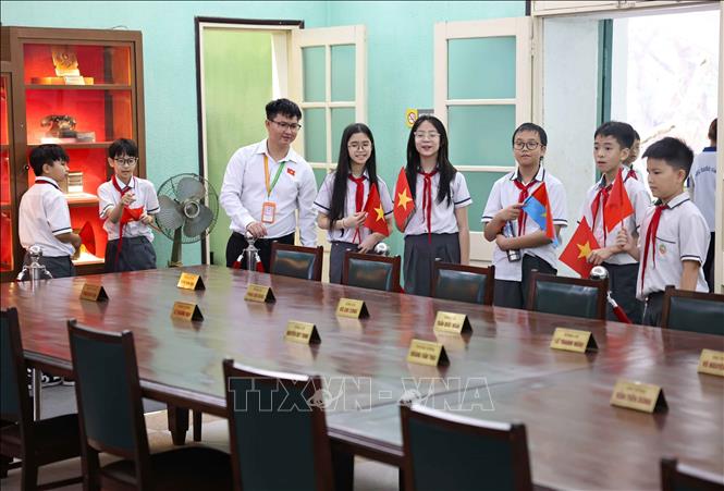 Nhà D67, nơi Bộ Chính trị đã ra những quyết sách chiến lược đối với nhiệm vụ giải phóng miền Nam trong ngày 30/4, thu hút người dân Thủ đô. Ảnh: Thanh Tùng - TTXVN 