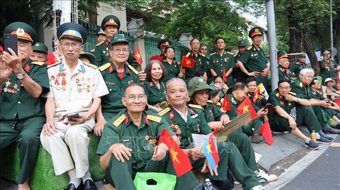  Nhiều cựu chiến binh đã tới từ sáng sớm để xem diễu binh, diễu hành. Ảnh: Xuân Anh-TTXVN