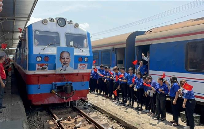Chào mừng Đại lễ kỷ niệm 50 năm Ngày Giải phóng miền Nam, thống nhất đất nước (30/4/1975 - 30/4/2025), trưa 30/4/2025, Tổng công ty Đường sắt Việt Nam tổ chức Lễ đón đôi tàu “Đoàn tàu Thống Nhất” cùng gặp nhau tại Ga Đà Nẵng. Đoàn tàu Thống Nhất được trang trí riêng theo chủ đề “Đường sắt Thống nhất – Non sông liền một dải”. Ảnh: Trần Lê Lâm - TTXVN