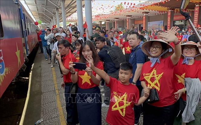  Ban Tổ chức và đông đảo người dân chào đón 