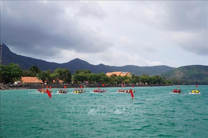 Hội đua bè truyền thống tại huyện Côn Đảo (Bà Rịa - Vũng Tàu) chào mừng kỷ niệm 50 năm Ngày Giải phóng miền Nam, thống nhất đất nước. Ảnh: Huỳnh Sơn-TTXVN