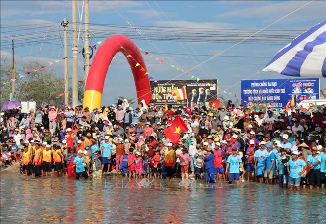 Nhân kỷ niệm 50 năm Giải phóng miền Nam, thống nhất đất nước, tại Đầm Nại (huyện Ninh Hải, tỉnh Ninh Thuận), diễn ra Giải đua thuyền Rồng truyền thống năm 2025. Ảnh: Công Thử - TTXVN