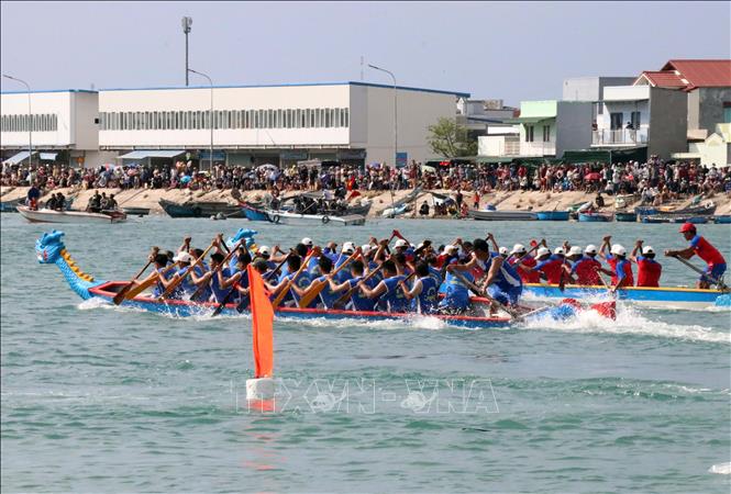 Nhân kỷ niệm 50 năm Giải phóng miền Nam, thống nhất đất nước, tại Đầm Nại (huyện Ninh Hải, tỉnh Ninh Thuận), diễn ra Giải đua thuyền Rồng truyền thống năm 2025. Ảnh: Công Thử - TTXVN