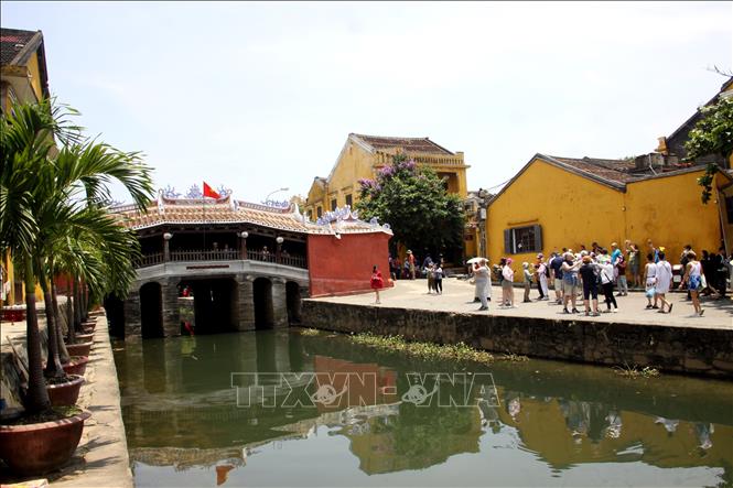  Du khách trong nước và quốc tế tham quan di tích lịch sử Chùa Cầu ở thành phố Hội An trong ngày 30/4. Ảnh: Trịnh Bang Nhiệm - TTXVN
