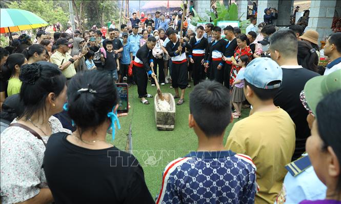 Đông đảo người dân và du khách thích thú theo dõi trình diễn giã bánh giày truyền thống của đồng bào tộc Mông tỉnh Lai Châu trong ngày 30/4 tại Làng văn hóa các dân tộc Việt Nam ở Hà Nội. Ảnh: Lê Đông – TTXVN