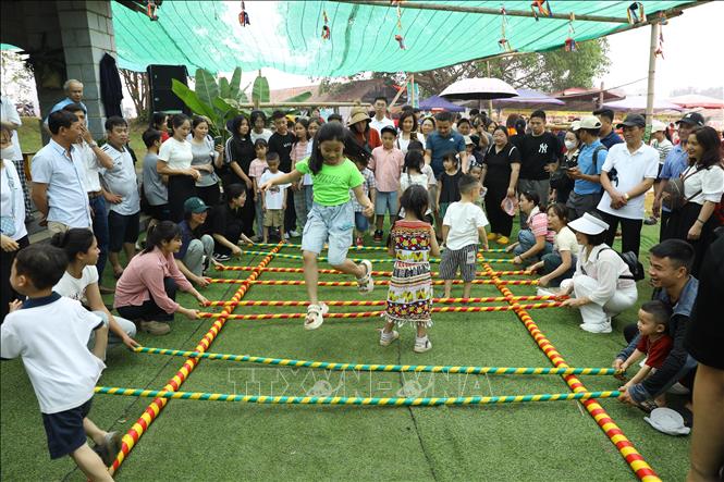 Du khách trải nghiệm nhảy sạp của đồng bào dân tộc tại phiên chợ trong ngày 30/4 tại Làng văn hóa các dân tộc Việt Nam ở Hà Nội. Ảnh: Lê Đông – TTXVN