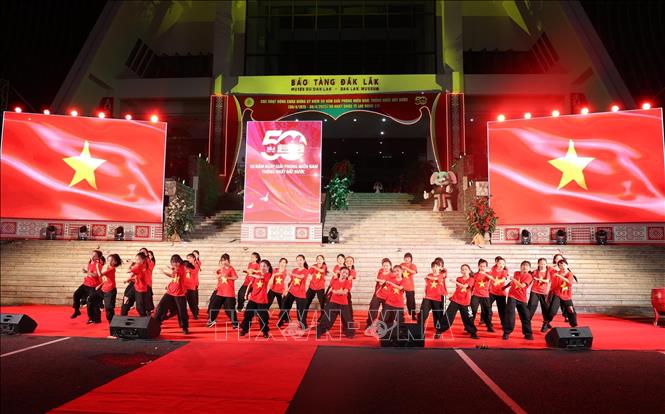 Tiết mục “Nối vòng tay lớn – Tiến lên Việt Nam ơi” tại chương trình giao lưu nghệ thuật Đắk Lắk - Phú Yên với chủ đề “Ngày hội non sông”. Ảnh: Hoài Thu – TTXVN