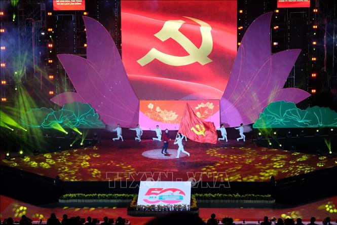  Tiết mục trình diễn ca ngợi Đảng và Tổ quốc trong chương trình nghệ thuật “Non sông thống nhất” tại thành phố Đà Lạt trong tối 30/4. Ảnh: Nguyễn Dũng – TTXVN
