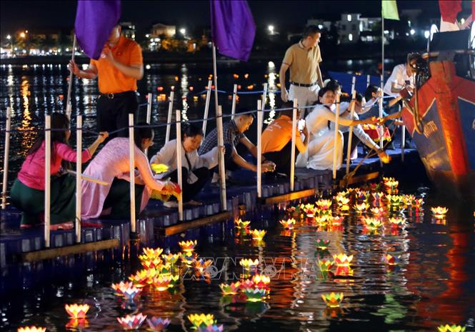 Thả đèn trên sông Nhật Lệ (thành phố Đồng Hới) nhằm tưởng nhớ công lao to lớn của các anh hùng Liệt sỹ trong tối 30/4. Ảnh: Tá Chuyên - TTXVN