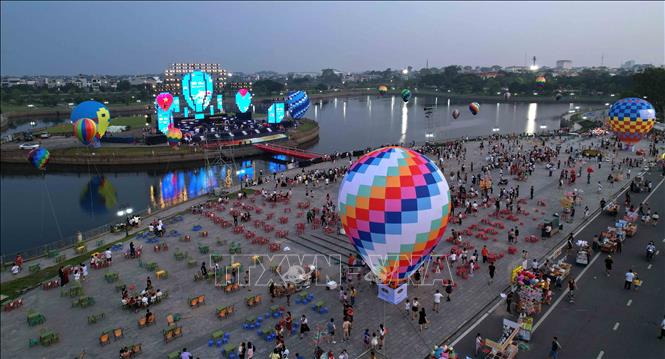 Lễ hội Khinh khí cầu Vĩnh Phúc chào mừng Ngày Giải phóng miền Nam, thống nhất đất nước. Ảnh: Hoàng Hùng -TTXVN