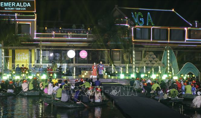  Chương trình “Gấm Vóc Hoa Lư” tại Ninh Bình, nhằm lan tỏa hình ảnh cổ phục Việt Nam tới đông đảo nhân dân và du khách trong ngày 30/4. Ảnh: Thùy Dung - TTXVN