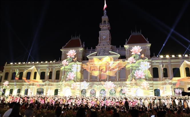  Màn kết hợp trình chiếu 3D Mapping và biểu diễn dân vũ 