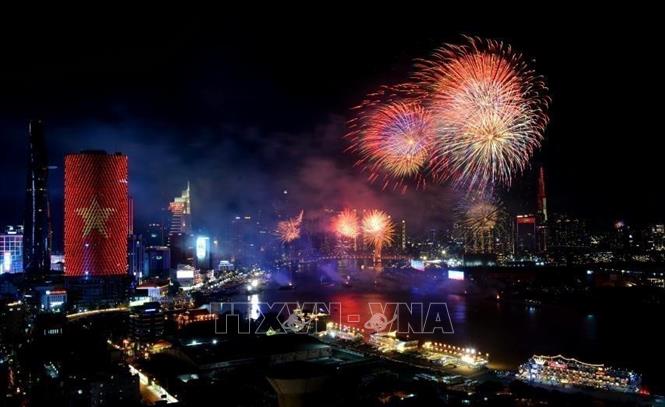 Màn bắn pháo hoa mừng 50 năm Ngày Giải phóng miền Nam, thống nhất đất nước trong tối 30/4. Ảnh: TTXVN