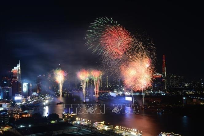 Màn bắn pháo hoa mừng 50 năm Ngày Giải phóng miền Nam, thống nhất đất nước trong tối 30/4. Ảnh: TTXVN