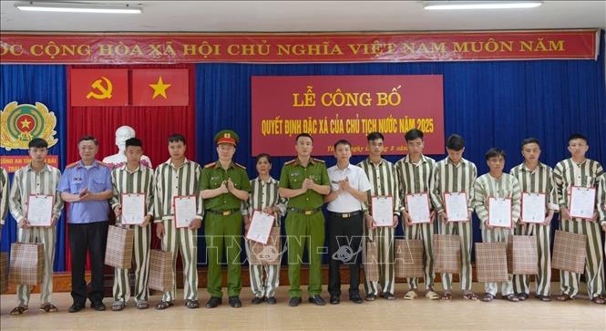 13 phạm nhân tại Trại tam giam, Công an tỉnh Yên Bái được nhận quyết định đặc xá của Chủ tịch nước năm 2025.  Ảnh: TTXVN phát