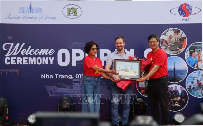 Phó giáo sư, tiến sĩ Đào Việt Hà - Viện trưởng Viện Hải Dương học cùng lãnh đạo của Viện tặng quà cho đại diện tàu nghiên cứu khoa học 