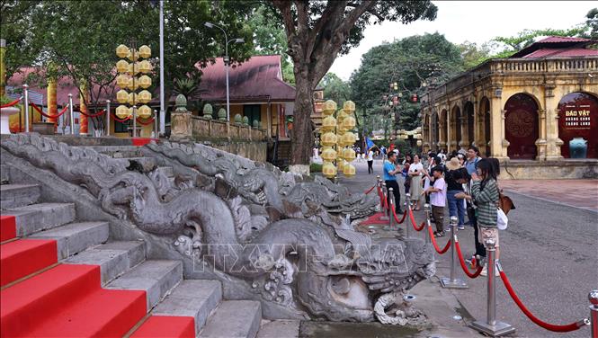 Du khách tham quan điện Kính Thiên trong Di sản thế giới Hoàng thành Thăng Long. Ảnh: Thanh Tùng - TTXVN 