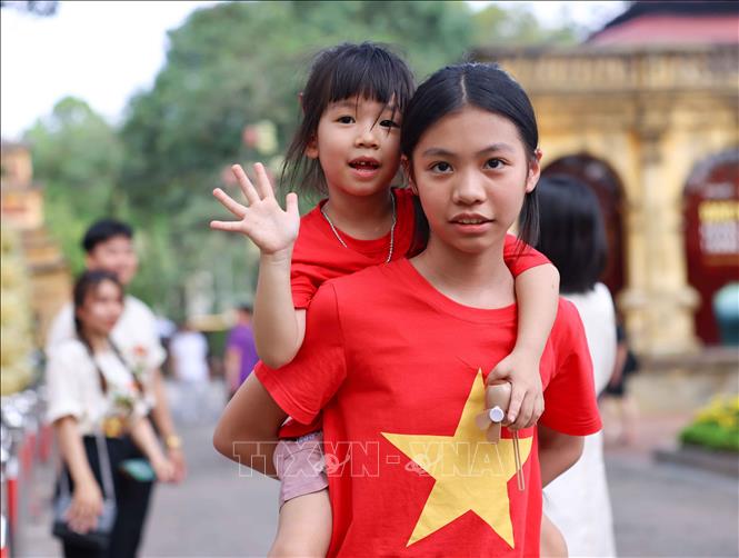 Em nhỏ thích thú khi được tham quan Di sản thế giới Hoàng thành Thăng Long trong ngày Quốc tế Lao động 1/5. Ảnh: Thanh Tùng - TTXVN