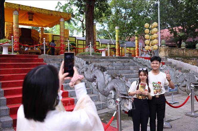 Du khách tham quan điện Kính Thiên trong Di sản thế giới Hoàng thành Thăng Long. Ảnh: Thanh Tùng - TTXVN 