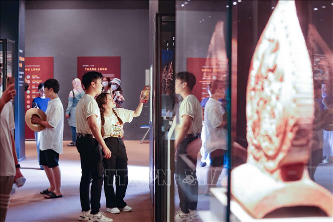 Du khách khám phá những hiện vật được khai quật, trưng bày tại Di sản thế giới Hoàng thành Thăng Long. Ảnh: Thanh Tùng - TTXVN 