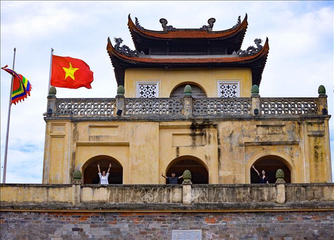 Du khách tham quan Di sản thế giới Hoàng thành Thăng Long, chụp ảnh lưu niệm trong ngày Quốc tế Lao động 1/5. Ảnh: Thanh Tùng - TTXVN 