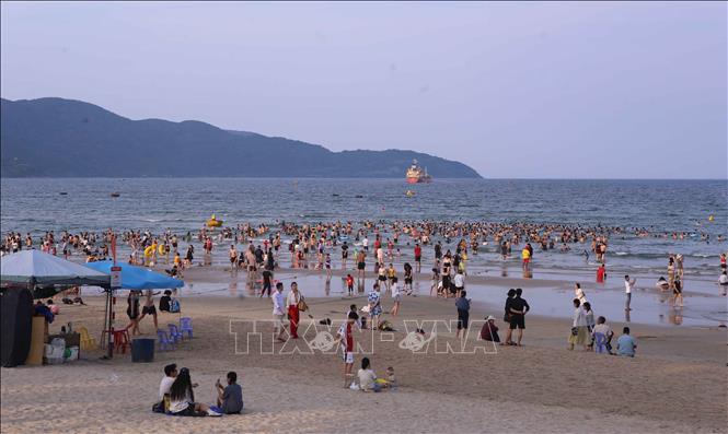 Các bãi biển ở Đà Nẵng thu hút đông du khách đến tham quan vui chơi, tắm biển dịp lễ. Ảnh: Trần Lê Lâm - TTXVN 