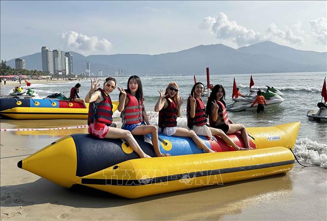 Du khách hào hứng trải nghiệm các trò chơi cảm giác mạnh trên biển Đà Nẵng vào dịp lễ. Ảnh: Trần Lê Lâm - TTXVN 
