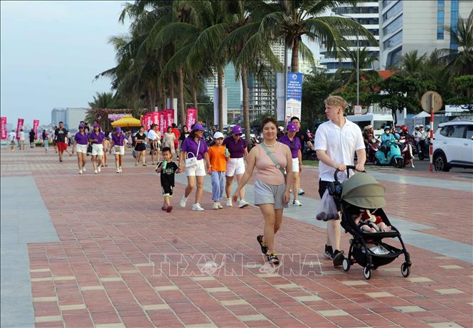 Khách du khách dạo chơi trên các tuyến phố ở Đà Nẵng dịp lễ. Ảnh: Trần Lê Lâm - TTXVN 