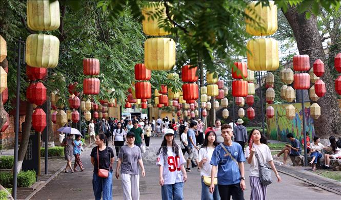 Đông đảo du khách tham quan Di sản Thế giới Hoàng thành Thăng Long trong ngày Quốc tế Lao động 1/5. Ảnh: Thanh Tùng - TTXVN
