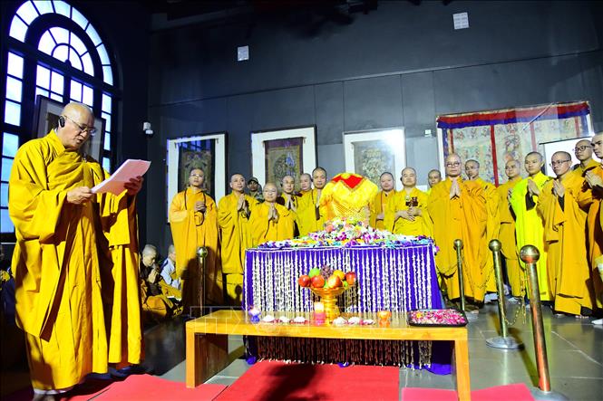 Hòa thượng Thích Huệ Thông, Phó Chủ tịch GHPGVN chủ trì buổi lễ đón nhận và cung rước Xá lợi Phật. Ảnh: Quang Trung - PV TTXVN tại Ấn Độ