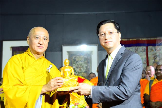 Đại sứ Việt Nam tại Ấn Độ Nguyễn Thanh Hải tại buổi lễ đón nhận và cung rước Xá lợi Đức Phật Thích Ca Mâu Ni từ Ấn Độ về Việt Nam. Ảnh: Quang Trung - PV TTXVN tại Ấn Độ

 