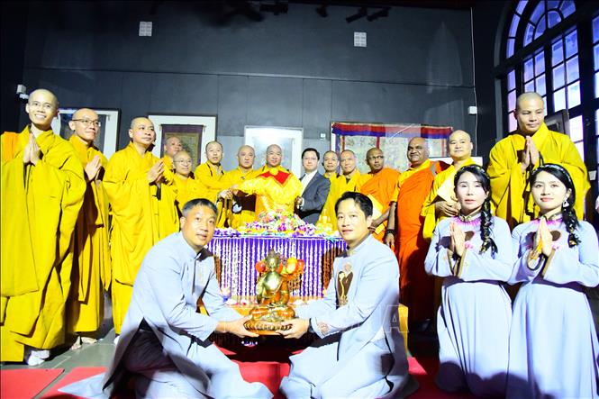 Các vị Chư tăng, tăng Ni sinh chụp ảnh bên cạnh Xá lợi được cung rước về Việt Nam. Ảnh: Quang Trung - PV TTXVN tại Ấn Độ 