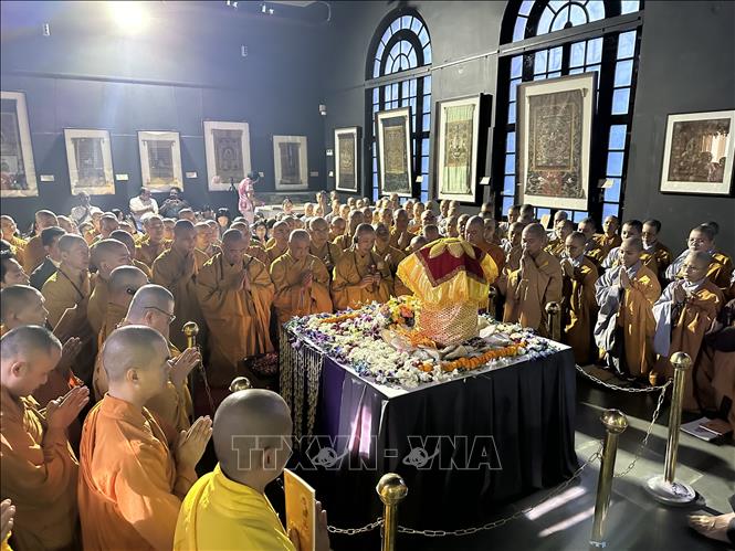 Chư tăng GHPG Việt Nam làm lễ đón nhận và cung rước Xá lợi Đức Phật Thích Ca Mâu Ni từ Ấn Độ về Việt Nam. Ảnh: Quang Trung - PV TTXVN tại Ấn Độ