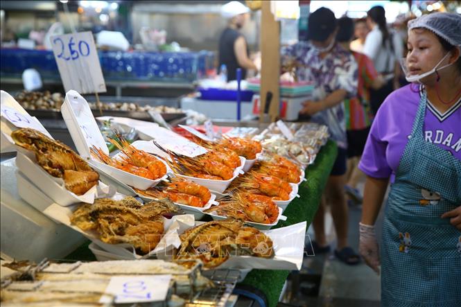 Người dân bán hàng tại một khu chợ ở Bangkok, Thái Lan. Ảnh: THX/TTXVN