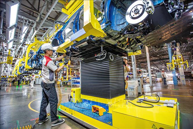 Công nhân làm việc tại một nhà máy sản xuất ô tô ở Rayong, Thái Lan. Ảnh: THX/TTXVN