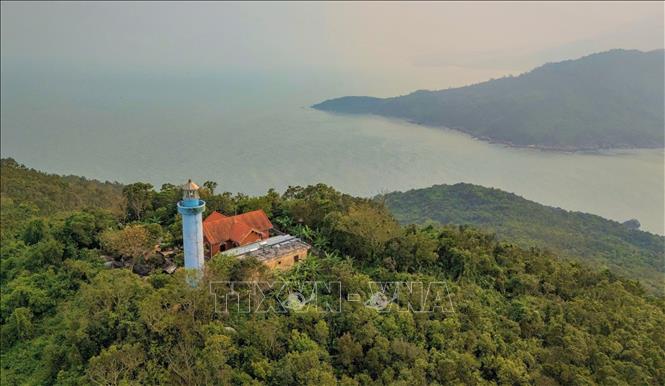 Like most other islands, Son Cha also features a beautiful lighthouse located at the island’s highest point. To visit it, travellers must conquer a path of more than 500 steep steps. VNA Photo: Văn Dũng
