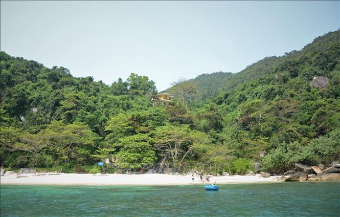 A stunning white sand beach stretches along the southern side of the island. VNA Photo: Văn Dũng