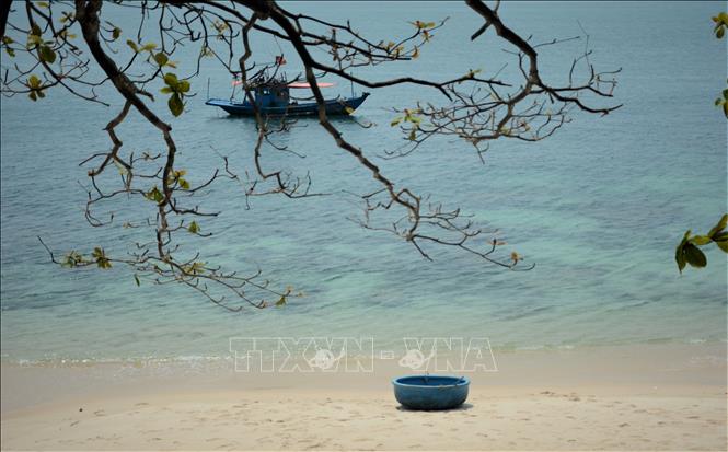 A stunning white sand beach stretches along the southern side of the island. VNA Photo: Văn Dũng