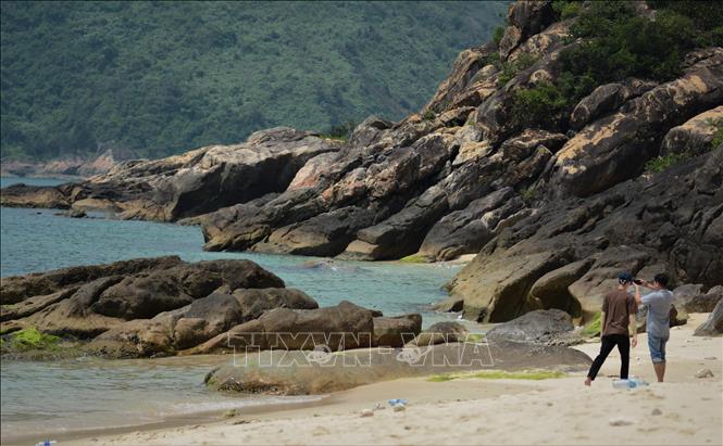 The rocky shores on the island are ideal spots for capturing breathtaking photographs. VNA Photo: Văn Dũng
