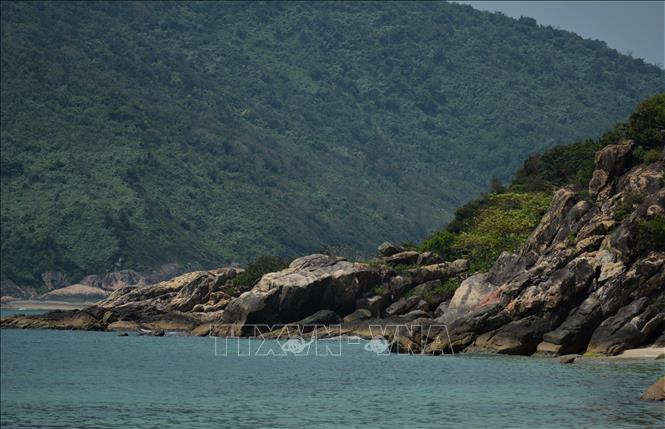 The rocky shores on the island are ideal spots for capturing breathtaking photographs. VNA Photo: Văn Dũng