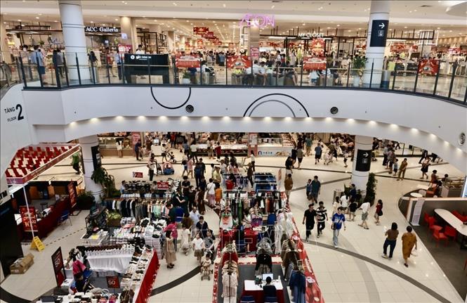 Người dân đến vui chơi, mua sắm tại TTTM Aeon Long Biên. Ảnh: Trần Việt - TTXVN