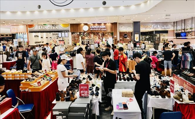 Đợt nghỉ lễ kéo dài 5 ngày nên lượng người dân đến TTTM ở mức vừa phải. Ảnh: Trần Việt - TTXVN 