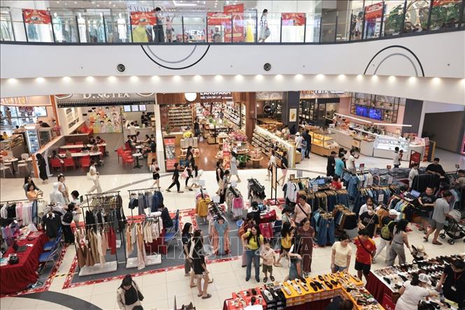 Người dân đến vui chơi, mua sắm tại TTTM Aeon Long Biên. Ảnh: Trần Việt - TTXVN